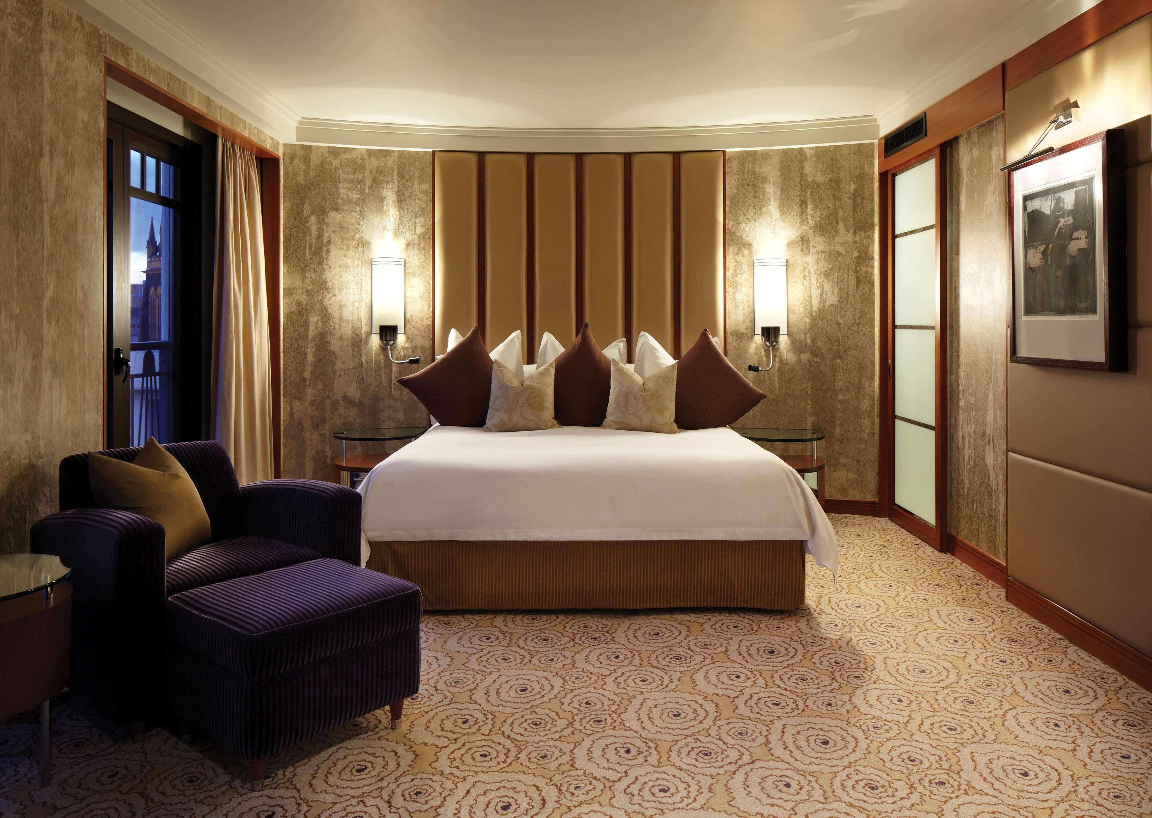 Park Hyatt Melbourne Hotell Exteriör bild A bedroom at the Mandarin Oriental, London