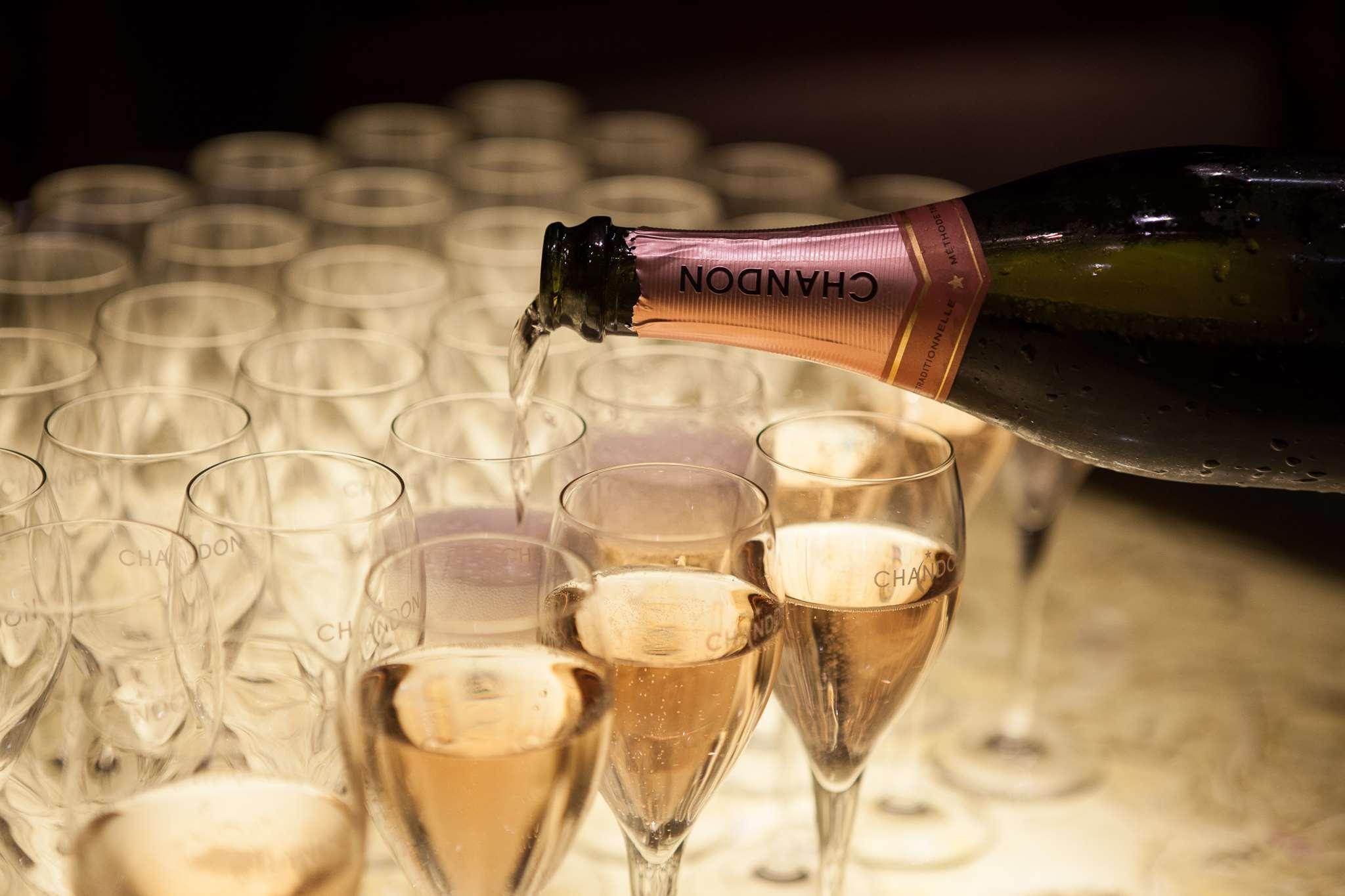 Park Hyatt Melbourne Hotell Exteriör bild Champagne being poured