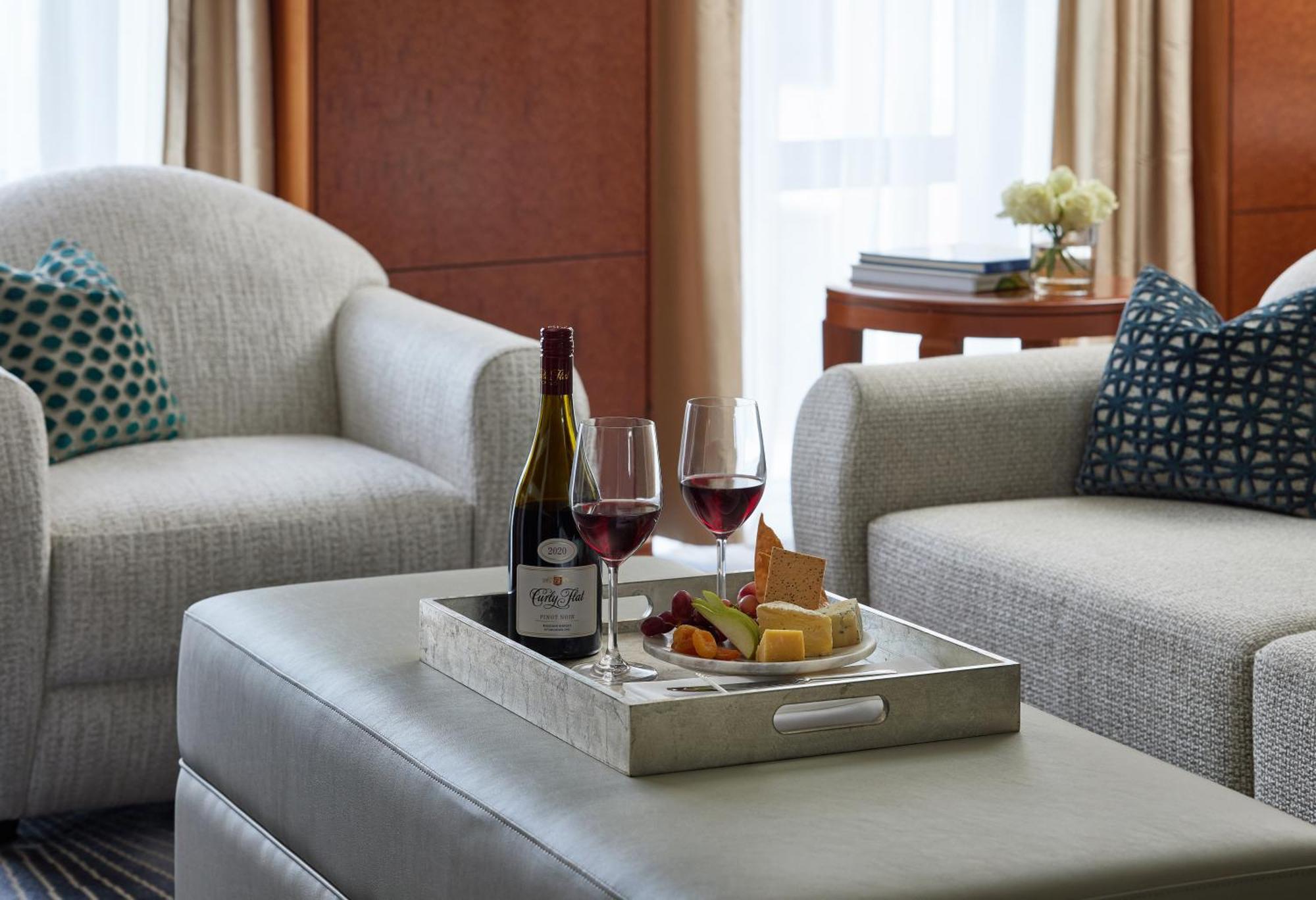 Park Hyatt Melbourne Hotell Exteriör bild A wine and cheese platter