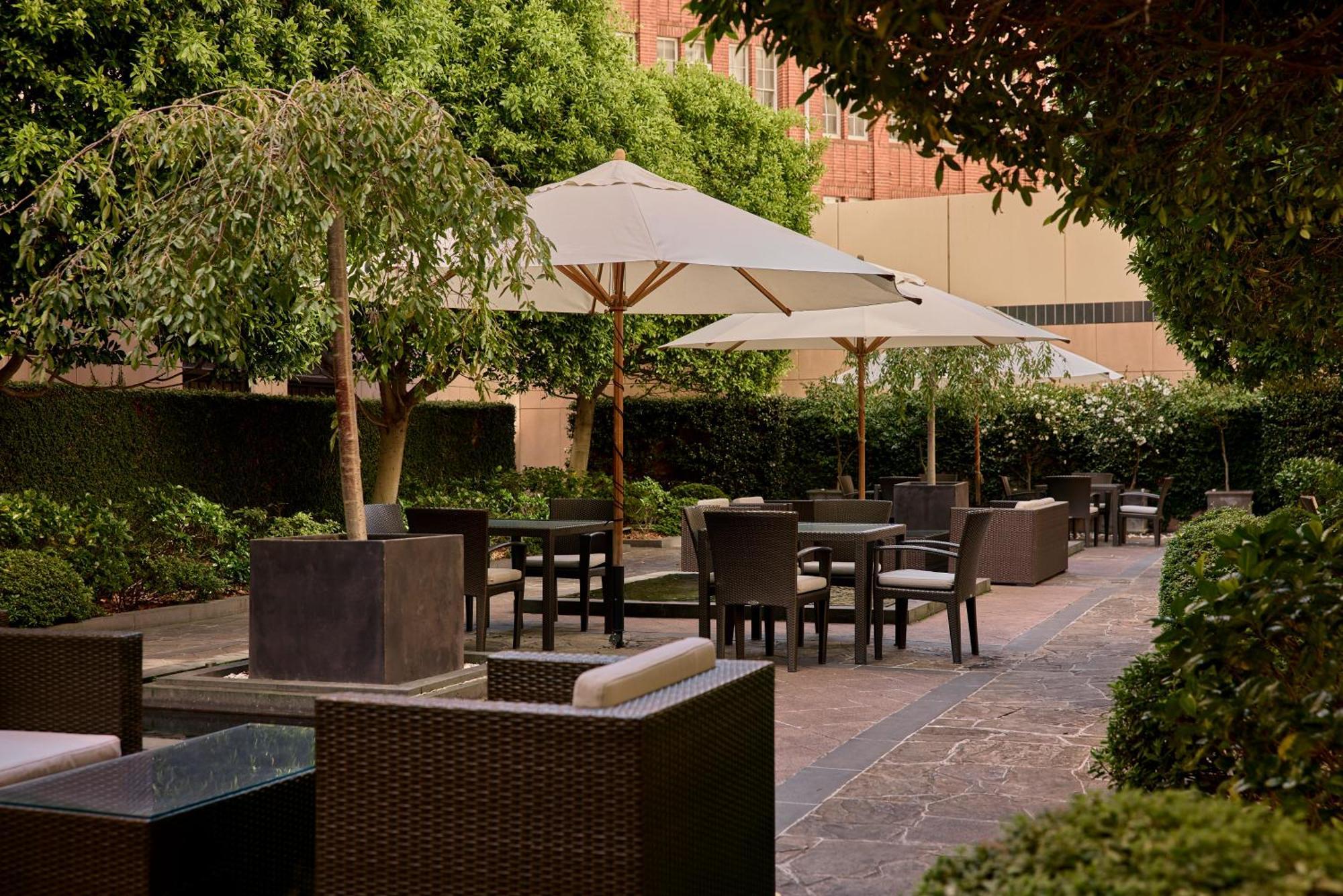 Park Hyatt Melbourne Hotell Exteriör bild The hotel's garden